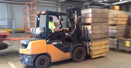 货车司机的福音 自动化叉车解放运输装卸环节