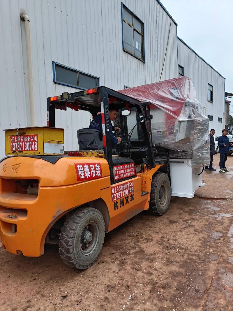 轻松解决搬运难题 吊车、叉车一站式设备搬运与运输货物打包服务